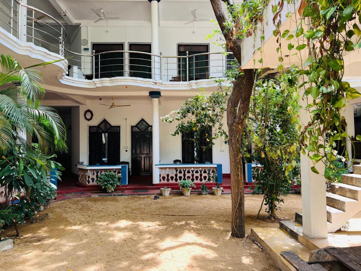 Sea Rock Beach Hotel อารูกัมเบย์ ภายนอก รูปภาพ